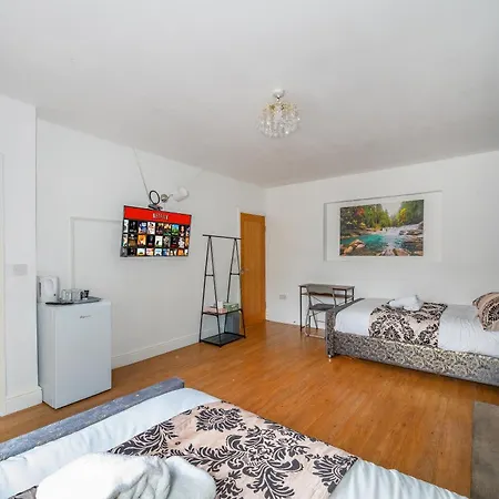 *rd98bl* For Your Relaxed & Cosy + Free Parking + Free Fast Wifi * Λιντς